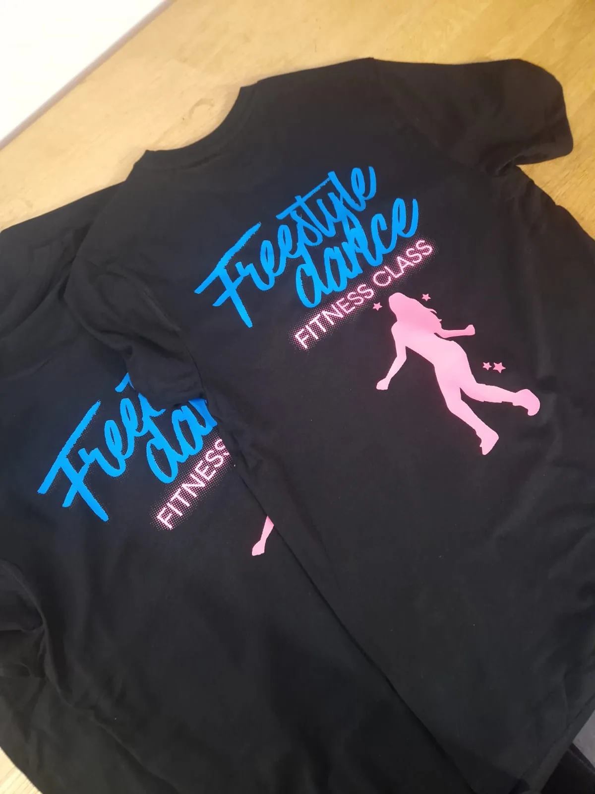 Black fitness t-shirts with blue and pink Feel the Dance print
